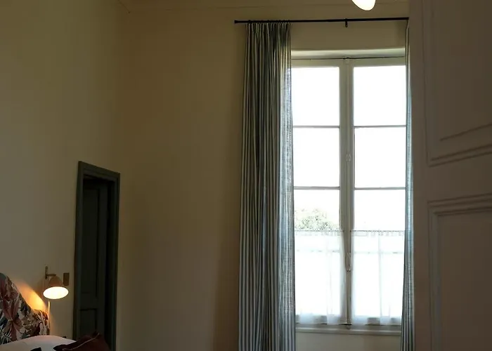 Chateau de Pomiro chambres d'hôtes et gîte